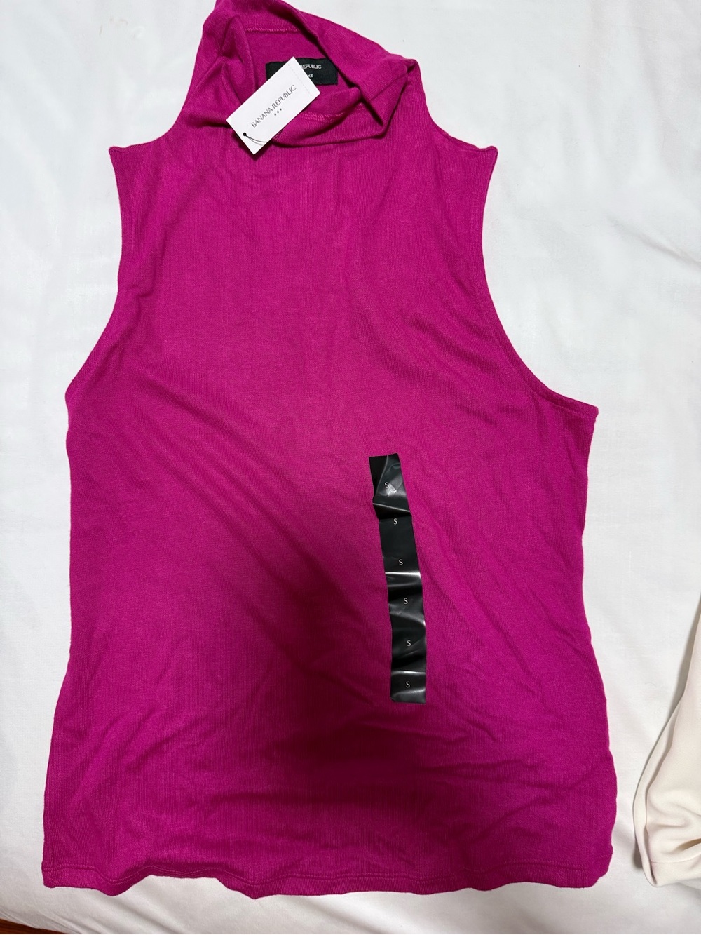 Banana Republic Sleeveless Mock Neck Tank in Fuchsia